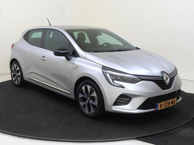 Renault CLIO 1.6 E-Tech Hybrid 140 Limited | airco automatisch | Apple Carplay/Android | cruise control | LED koplampen | lederen bekleding | lichtmetalen velgen 17"| navigatiesysteem full map | rijstrooksensor met correctie | voorstoelen verwarmd |