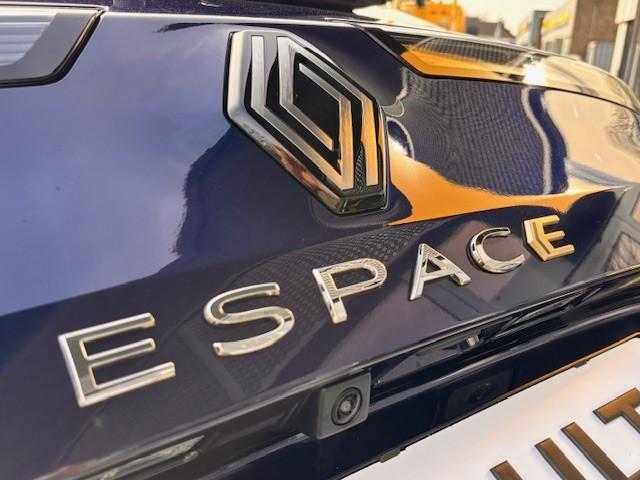 Renault ESPACE E-Tech full hybrid 200 iconic 7p. | Pack advanced Drive Assist | Panoramisch vast glazen dak | Harman Kardon Premium Audio |
