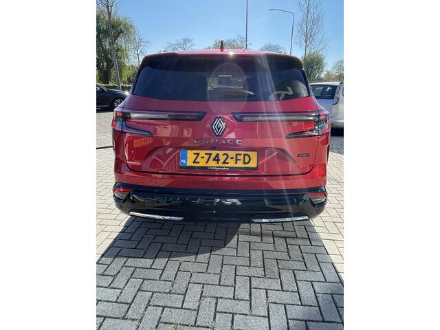 Renault ESPACE E-Tech full hybrid 200 iconic 7p. Full options o.a. headup display, harman kardon soundsystem wit leder, electrische achterklep, 7 persoons, panoramadak, all seasonbanden, 1 e eigenaar , slechts 17000 kn gereden