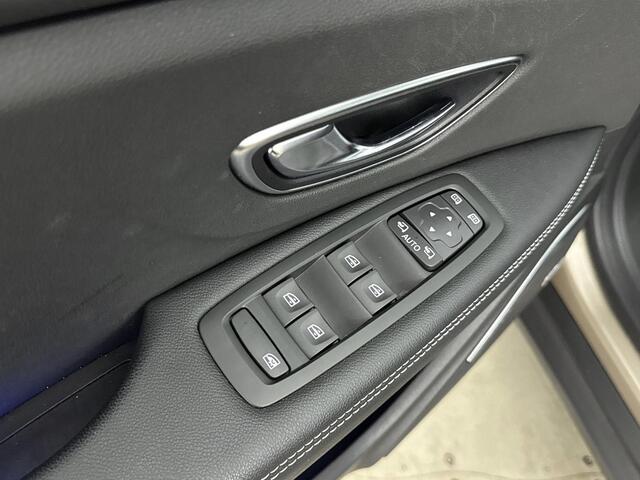 Renault GRAND SCENIC 1.3 TCe Bose 140Pk EDC | Navigatie | Climate Control | Parkeersensoren Voor & Achter | Achteruitrijcamera | Trekhaak | Bose Geluidsysteem | Verwarmbare Voorstoelen | Cruise Control & Snelheidsbegrenzer |