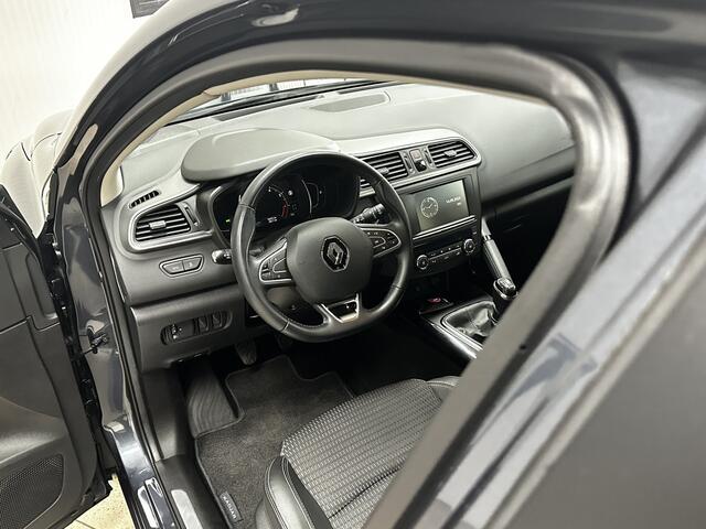 Renault KADJAR 1.2 TCe Limited/ Trekhaak/ Keyless/ Half-Leder/ DAB+/ Apple + Android/ Navi/ Clima/ Cruise/ Bluetooth/ Armsteun/ Multi. LEDER. Stuur/ 17'' LMV/ Mistl./ PDC V+A/ Extra getint glas.
