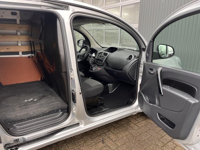 Renault KANGOO 1.5 dCi 75 Airco Cruise controle 2-Persoons Telefoonverbinding Navigatiesysteem Elektrische ramen Parkeersensoren achter Start/stop Euro 6 Bpm vrij voor particulier gebruik!!