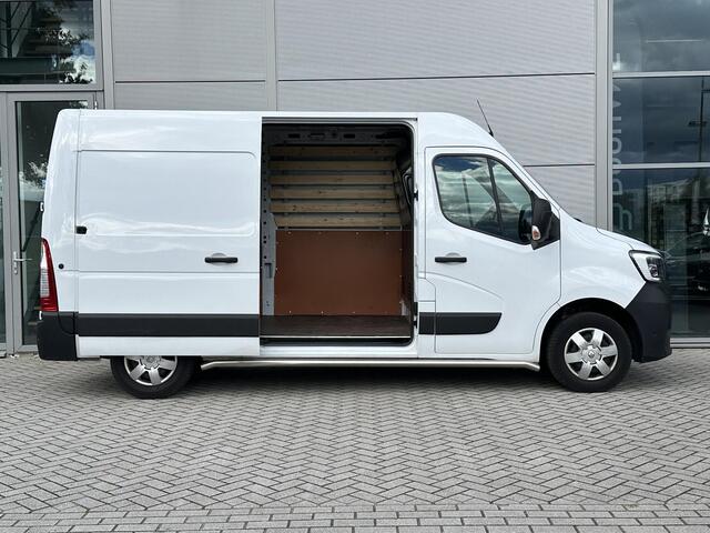 Renault MASTER 2.3 dCi 135 T35 L2H2 Work Edition | AIRCO | NAVIGATIE | PARKEER SENSOREN VOOR + ACHTER | TREKHAAK | CAMERA | LAADRUIMTE BETIMMERING |