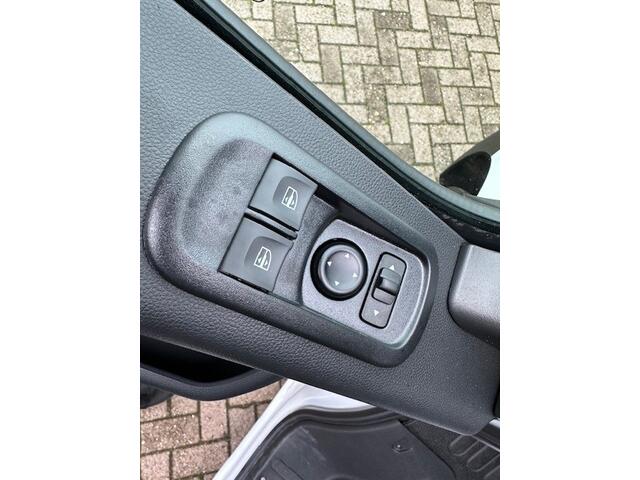 Renault MASTER Bakwagen met laadklep 2.3dCi 165 pk DL/Dubbel lucht/Laadklep 750kg/Navigatie/Cruisecontrol Citybox/Meubelbak/mechanisch geveerde stoel Hoogte 2.320 inwendig/ Breedte 2.220 uitwendig/ Lengte 4.400 inwendig