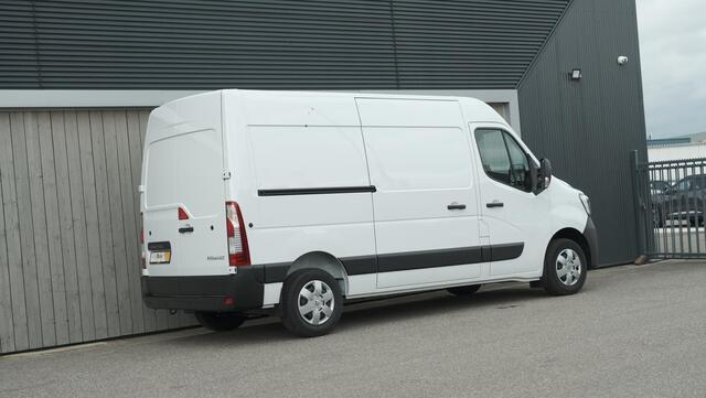 Renault MASTER T33 2.3 dCi 135 L2H2 Comfort | Direct Leverbaar | Navigatie | Parkeersensoren | Airco | Cruise Control