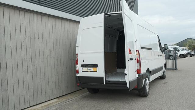 Renault MASTER T33 2.3 dCi 135 L2H2 Comfort | Direct Leverbaar | Navigatie | Parkeersensoren | Airco | Cruise Control