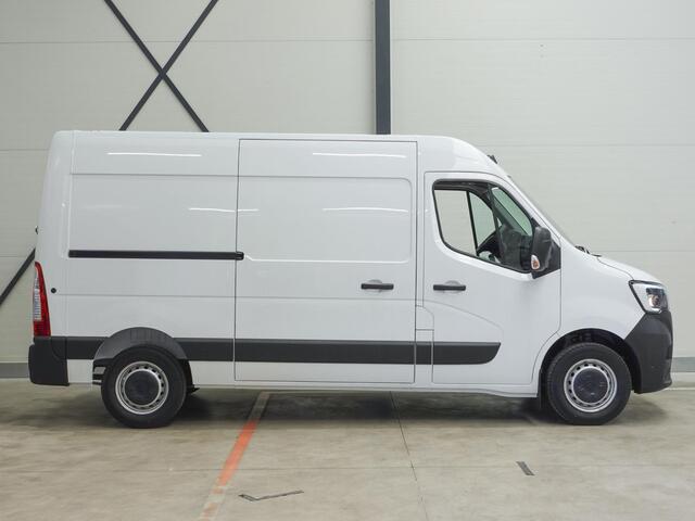 Renault MASTER T33 2.3 dCi 135 L2H2 Airco Cruise control Parkeersensoren Navigatie Trekhaak