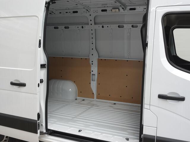 Renault MASTER T33 2.3 dCi 135 L2H2 Airco Cruise control Parkeersensoren Navigatie Trekhaak