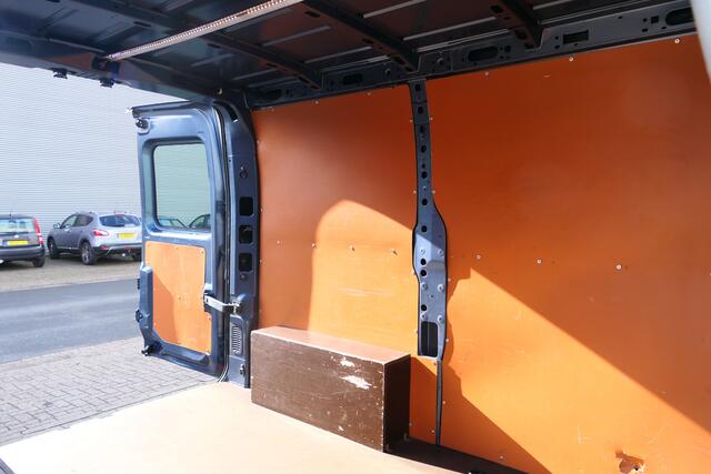 Renault MASTER T28 2.3 dCi 130 L1H1 *meeneemprijs* - Cruise, Trekhaak, Betimmering, Navi