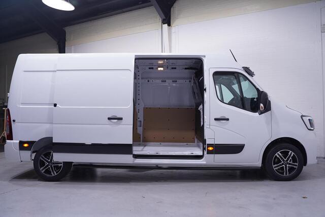 Renault MASTER 2.3 DCi 135 pk L3H2 Black Style Edition Navi Camera, 17" LMV, Sidebars Zwart, Zonneklep, 3-Zits, Uniek