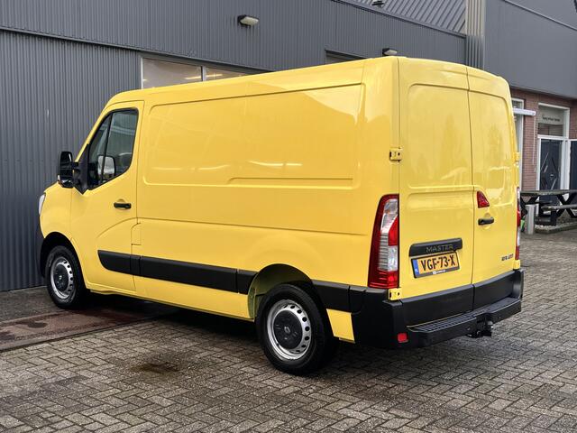 Renault MASTER T28 2.3 dCi 135 L1H1 Airco Cruise controle Trekhaak 2500kg trekgewicht Achteruitrijcamera Schuifdeur 3-Persoons Euro 6 Navigatiesysteem Telefoonverbinding 1e eigenaar