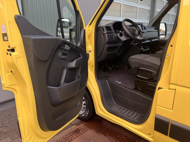 Renault MASTER T28 2.3 dCi 135 L1H1 Airco Cruise controle Trekhaak 2500kg trekgewicht Achteruitrijcamera Schuifdeur 3-Persoons Euro 6 Navigatiesysteem Telefoonverbinding 1e eigenaar