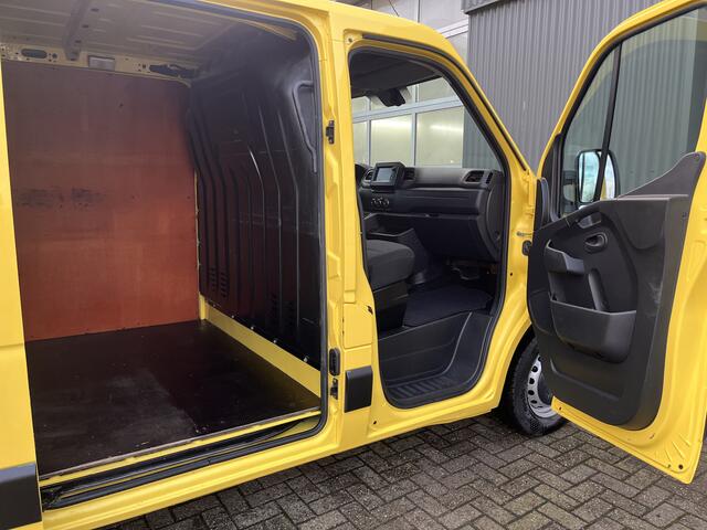 Renault MASTER T28 2.3 dCi 135 L1H1 Airco Cruise controle Trekhaak 2500kg trekgewicht Achteruitrijcamera Schuifdeur 3-Persoons Euro 6 Navigatiesysteem Telefoonverbinding 1e eigenaar