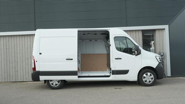 Renault MASTER T33 2.3 dCi 135 L2H2 Comfort | Direct Leverbaar | Navigatie | Parkeersensoren | Airco | Cruise Control