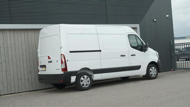 Renault MASTER T33 2.3 dCi 135 L2H2 Comfort | Direct Leverbaar | Navigatie | Parkeersensoren | Airco | Cruise Control