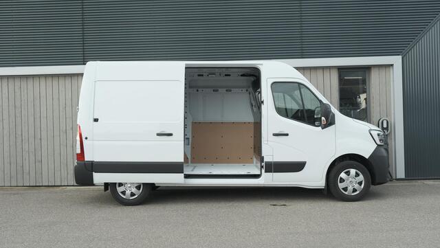 Renault MASTER T33 2.3 dCi 135 L2H2 Comfort | Direct Leverbaar | Navigatie | Parkeersensoren | Airco | Cruise Control