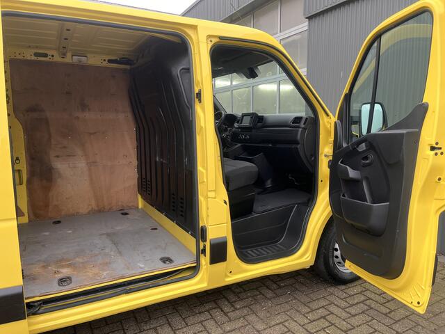 Renault MASTER T28 2.3 dCi 135 L1H1 Airco Cruise controle Trekhaak 2500kg trekgewicht Achteruitrijcamera Schuifdeur 3-Persoons Euro 6 Navigatiesysteem Telefoonverbinding 1e eigenaar