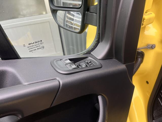 Renault MASTER T28 2.3 dCi 135 L1H1 Airco Cruise controle Trekhaak 2500kg trekgewicht Achteruitrijcamera Schuifdeur 3-Persoons Euro 6 Navigatiesysteem Telefoonverbinding 1e eigenaar