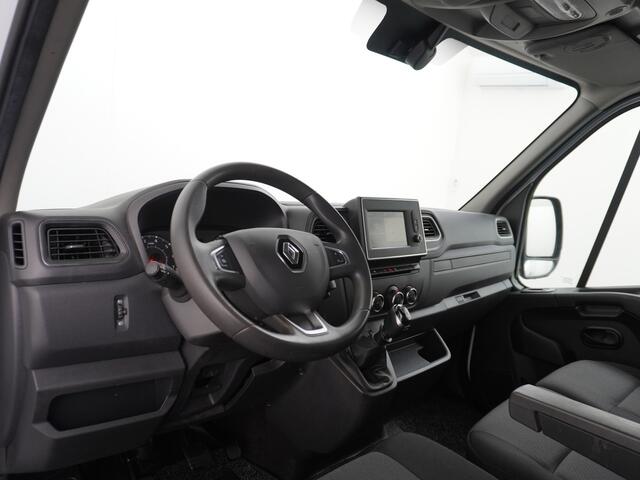 Renault MASTER T35 2.3dCi 135 L2H2 Nieuw model 3 Persoons Trekhaak Navi Camera Airco Pdc Cruise Control Bluetooth DAB Led Regensensor Betonplex Vloer Lat om Lat Betimmering 1e Eigenaar 2.500kg Trekgewicht Euro 6
