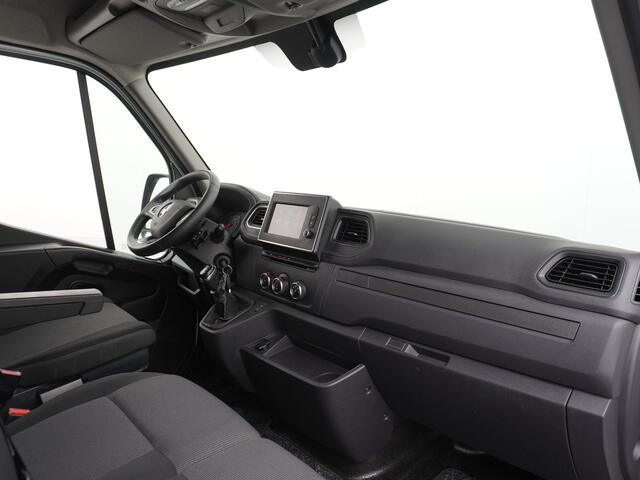 Renault MASTER T35 2.3dCi 135 L2H2 Nieuw model 3 Persoons Trekhaak Navi Camera Airco Pdc Cruise Control Bluetooth DAB Led Regensensor Betonplex Vloer Lat om Lat Betimmering 1e Eigenaar 2.500kg Trekgewicht Euro 6