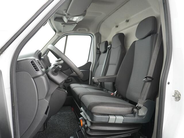 Renault MASTER T35 2.3dCi 135 L2H2 Nieuw model 3 Persoons Trekhaak Navi Camera Airco Pdc Cruise Control Bluetooth DAB Led Regensensor Betonplex Vloer Lat om Lat Betimmering 1e Eigenaar 2.500kg Trekgewicht Euro 6