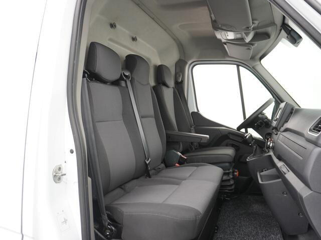 Renault MASTER T35 2.3dCi 135 L2H2 Nieuw model 3 Persoons Trekhaak Navi Camera Airco Pdc Cruise Control Bluetooth DAB Led Regensensor Betonplex Vloer Lat om Lat Betimmering 1e Eigenaar 2.500kg Trekgewicht Euro 6