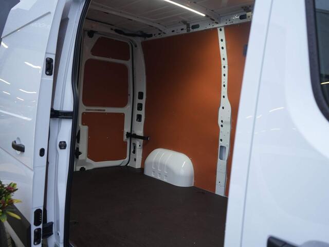 Renault MASTER T35 2.3 dCi 135 L2H2 Work Edition - All seasonbanden - Trekhaak - Imperiaal - Navigatie