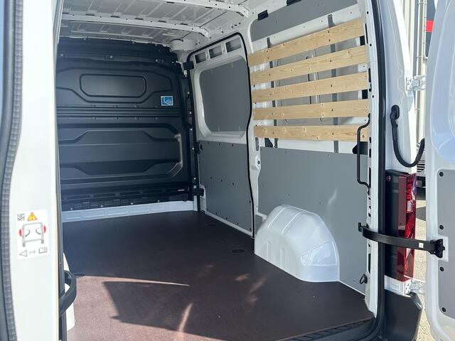 Renault MASTER T35 2.0 dCi 130 L2H2 Advance | Sidebars | Trekhaak | Draadloze oplader | Bedrijfswageninrichting | Apple Carplay/Android Auto