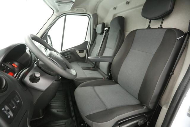 Renault MASTER T33 2.3 dCi L2H2 146PK Airco Camera Cruise Navi 3 Persoons Parkeersensoren Elektrpakket Trekhaak