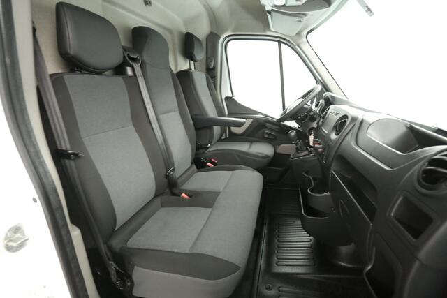 Renault MASTER T33 2.3 dCi L2H2 146PK Airco Camera Cruise Navi 3 Persoons Parkeersensoren Elektrpakket Trekhaak