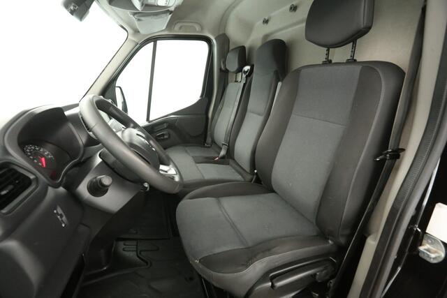Renault MASTER T33 2.3 dCi L2H2 150PK Airco Camera Cruise 2xSchuifdeur LED PDC 3 Persoons Elektrpakket Trekhaak