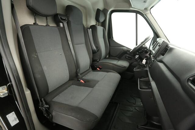 Renault MASTER T33 2.3 dCi L2H2 150PK Airco Camera Cruise 2xSchuifdeur LED PDC 3 Persoons Elektrpakket Trekhaak