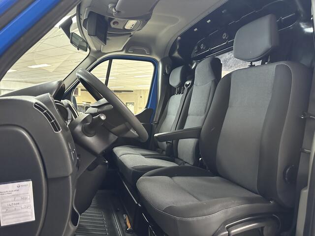 Renault MASTER T35 2.3 dCi L2H2 Energy/ 3-Zitplaatsen/ Zij-Schuifdeur rechts/ Side-Bars/ Keyless Entry/ DAB+/ Android Auto/ Navi/ Airco/ Cruise/ Elek. pakket/ Bluetooth/ Armsteun/ Multi. Stuur/ Mistl./ PDC.