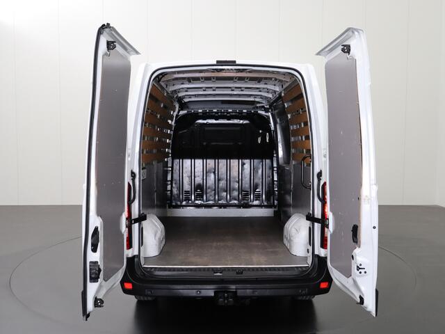 Renault MASTER 2.3DCi 135PK L2H2 | Navigatie | Camera | Betimmering | 3-Persoons | Trekhaak