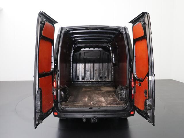 Renault MASTER 2.3DCi 170PK L2H2 Black Edition | Navigatie | Camera | 3-Persoons | Betimmering |Trekhaak