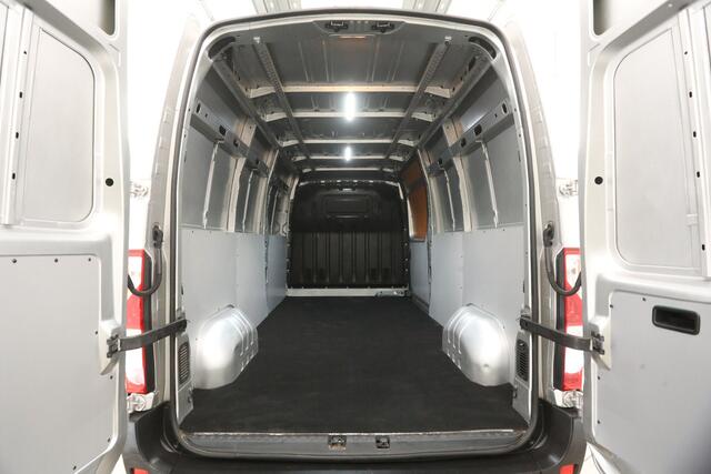 Renault MASTER T35 2.3 dCi L3H2 146PK Airco Cruise Navigatie Trekhaak PDC 3 Persoons Imperiaal