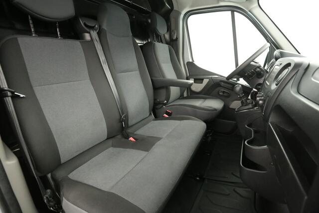 Renault MASTER T35 2.3 dCi L3H2 146PK Airco Cruise Navigatie Trekhaak PDC 3 Persoons Imperiaal