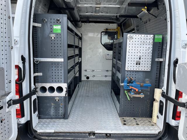 Renault MASTER T35 2.3 dCi L2H2 Airco Cruise controle Kastinrichting Trekhaak 2500kg Trekgewicht Schuifdeur Zijruit rechts Euro 6 Bpm vrij !!1e eigenaar Dealer onderhouden Ook ideaal voor ombouw naar camper