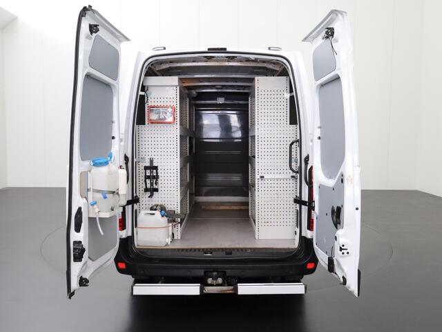 Renault MASTER 2.3DCi 135PK L2H2 Werkplaats | Kastinrichting | Airco | Cruise | Trekhaak 2500Kg