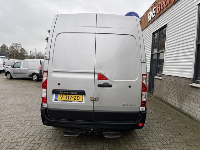 Renault MASTER T35 2.3 dCi 130pk L2H2 bpm vrij / euro 6 diesel / vaste prijs rijklaar ¤ 19.950 ex btw / DC 7 persoons / zilver metallic / trekhaak 2500 kg / airco / cruise / navigatie