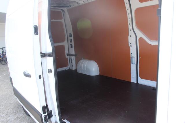 Renault MASTER T35 2.3 dCi 180Pk L3H2 Energy Work Edition | Navigatie | Parkeersensoren & Camera | Side Bars | Betimmering | Airco | Cruise Control | Schuifdeur Links & Rechts | Black Edition | Trekhaak |