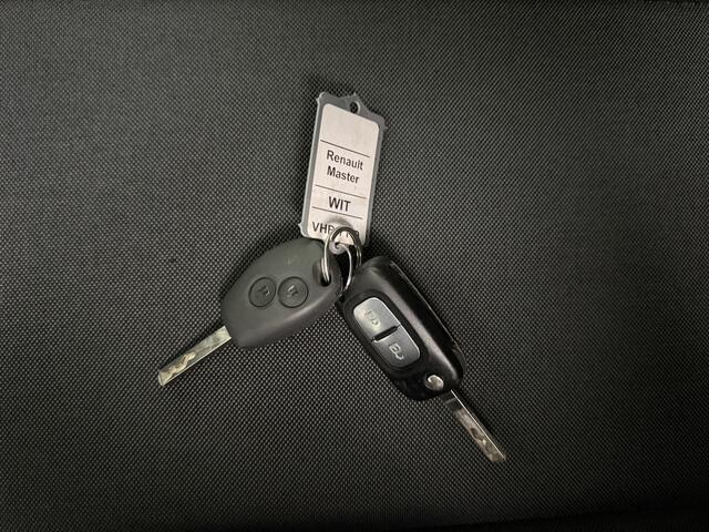 Renault MASTER 2.3DCi 150PK L2H2 Geisoleerd | Navigatie | Camera | Airco | Cruise | 3-Zit