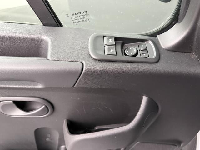 Renault MASTER 2.3DCi 150PK L2H2 Geisoleerd | Navigatie | Camera | Airco | Cruise | 3-Zit