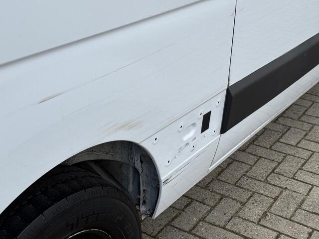 Renault MASTER Red 2.3 dCi 150PK L2H2 35T / Cruise / LED / Camera / Trekhaak / Airco / PDC / Navi / Bluetooth / Draadloze telefoonlader