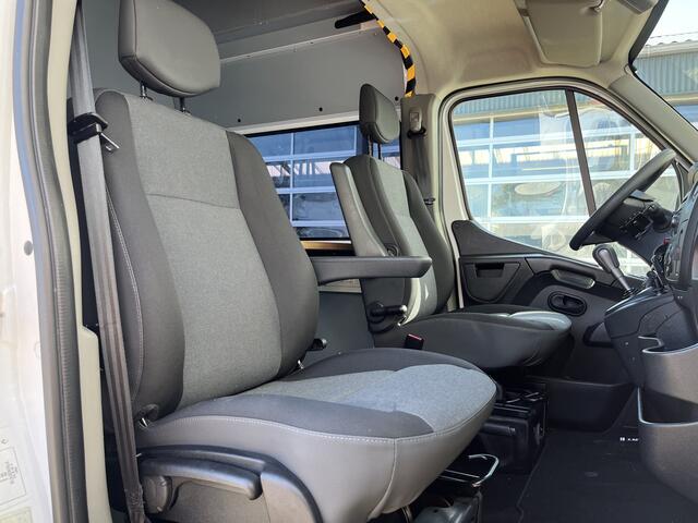 Renault MASTER T35 2.3 dCi L3H3 5-Persoons Ideaal voor Camper!! BTW EN BPM VRIJ!! Airco Cruise controle Kastinrichting Trekhaak 2500kg Trekgewicht Schuifdeur Ruiten om hele auto Semi automaat Euro 6 Ex overheid