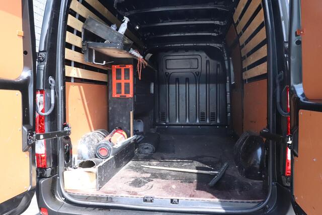 Renault MASTER T35 2.3 dCi 135 L2H2 Work Edition | Camera | Trekhaak | Imperiaal | Climate control | Bijrijdersbank | Laadruimte inrichting |