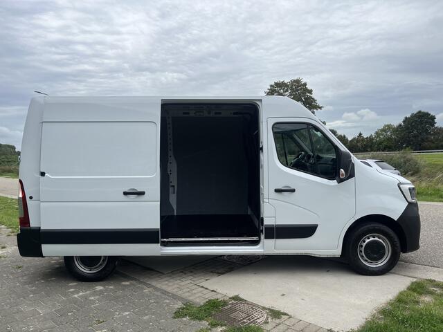 Renault MASTER T33 2.3 dCi 135PK L2H2 Comfort / Airco / Parkeerhulp Achter / Cruise /Vloer & wandbescherming