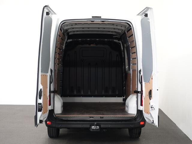 Renault MASTER T33 2.3 dCi 135 L2H2 BPM VRIJ ! Trekhaak Navigatie Apple CarPlay Android Auto Parkeerhulp Cruise Control Airco
