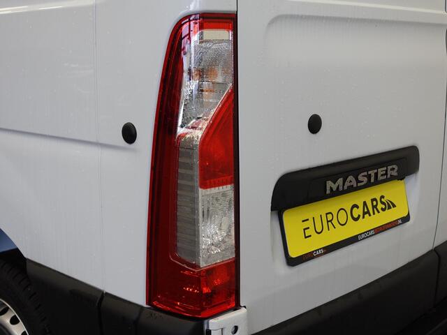 Renault MASTER T33 2.3 dCi 135 L2H2 BPM VRIJ ! Trekhaak Navigatie Apple CarPlay Android Auto Parkeerhulp Cruise Control Airco
