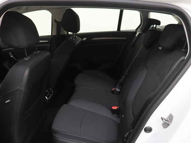 Renault MEGANE Estate 1.6 E-Tech Plug-In Hybrid 160 Equilibre | 17 inch | Michelin Cross Climate All-Season | Beschikbaar per 21-9-2024